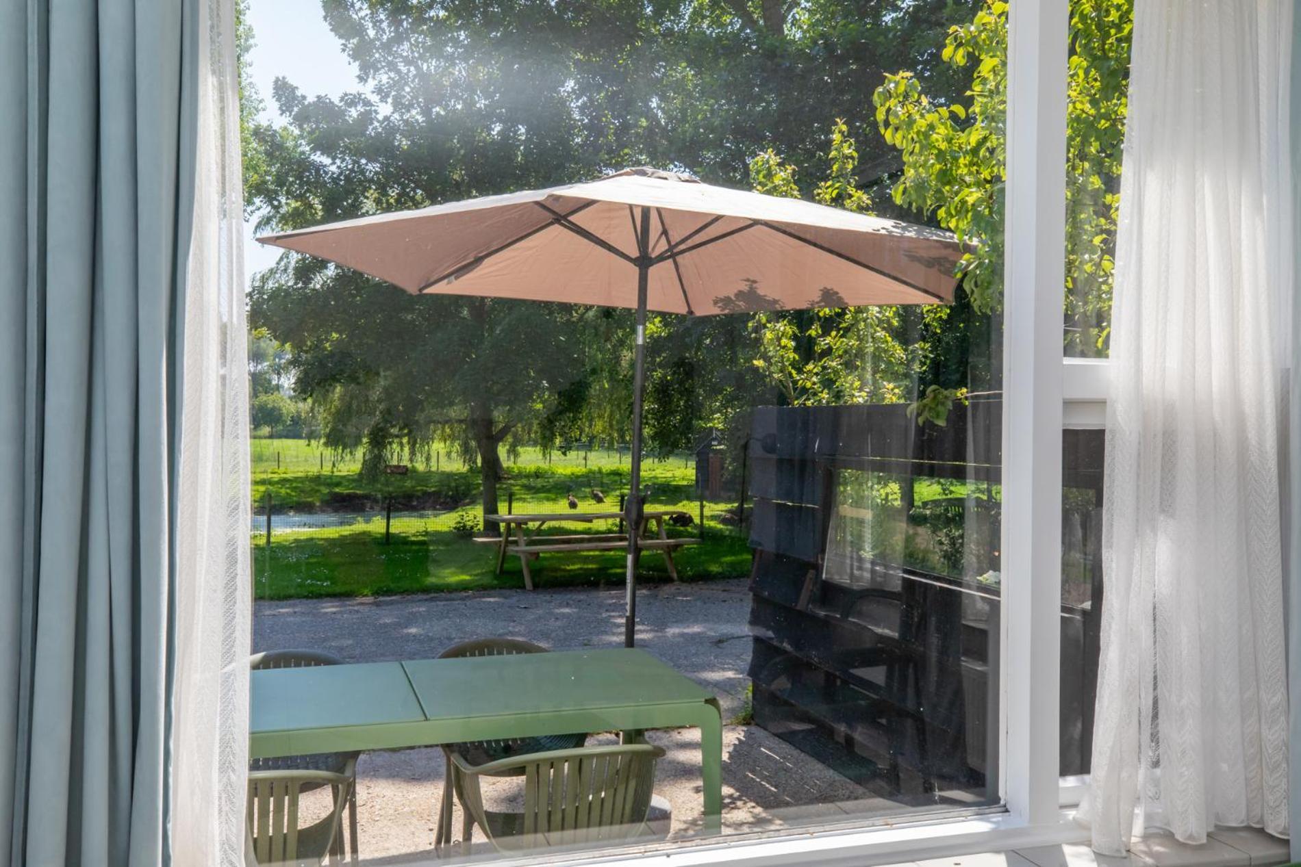 Beneden appartement Kon. Emmaweg 6, Vrouwenpolder Buitenkant foto